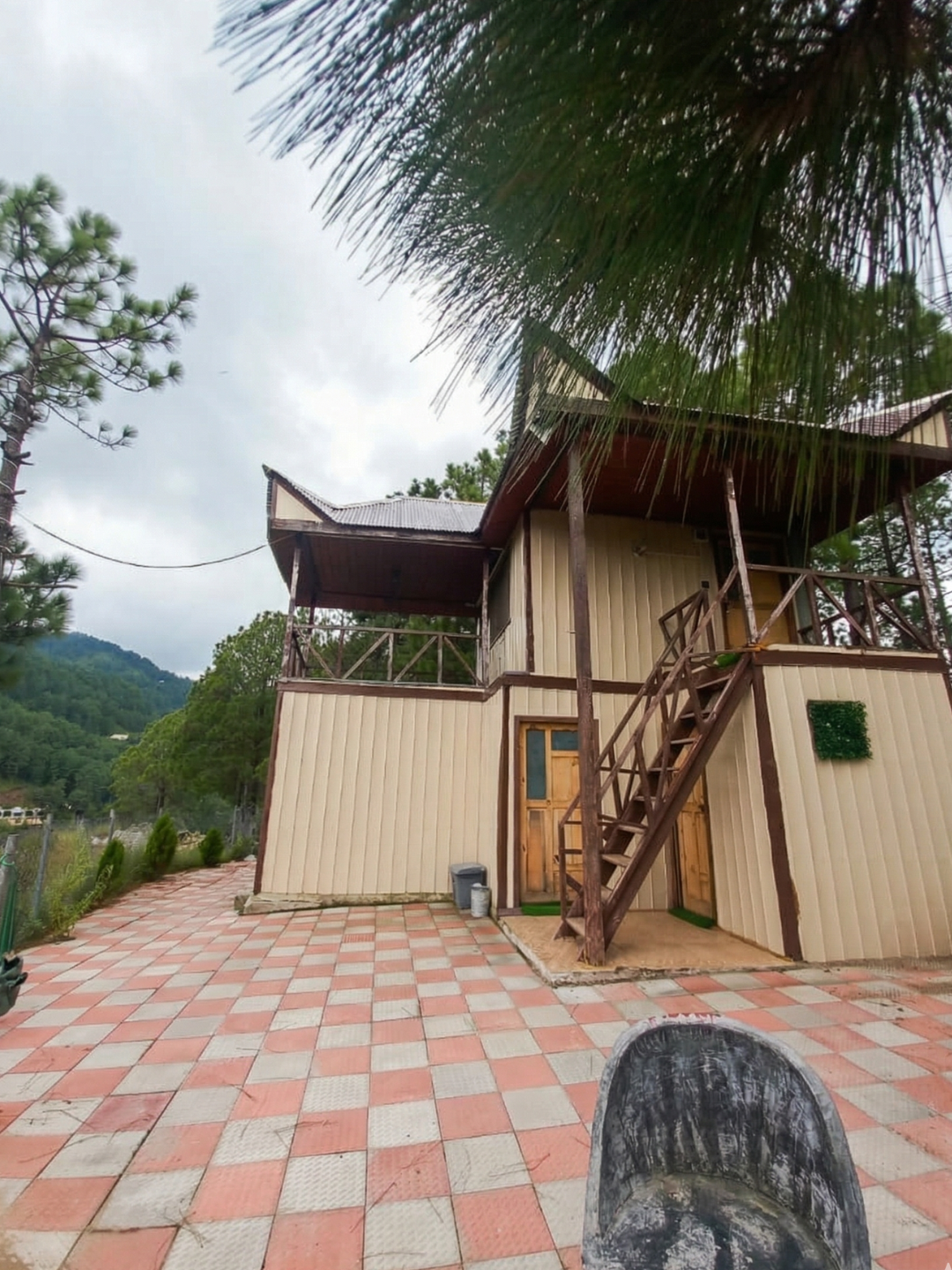 OmarOne cabin with outdoor courtyard